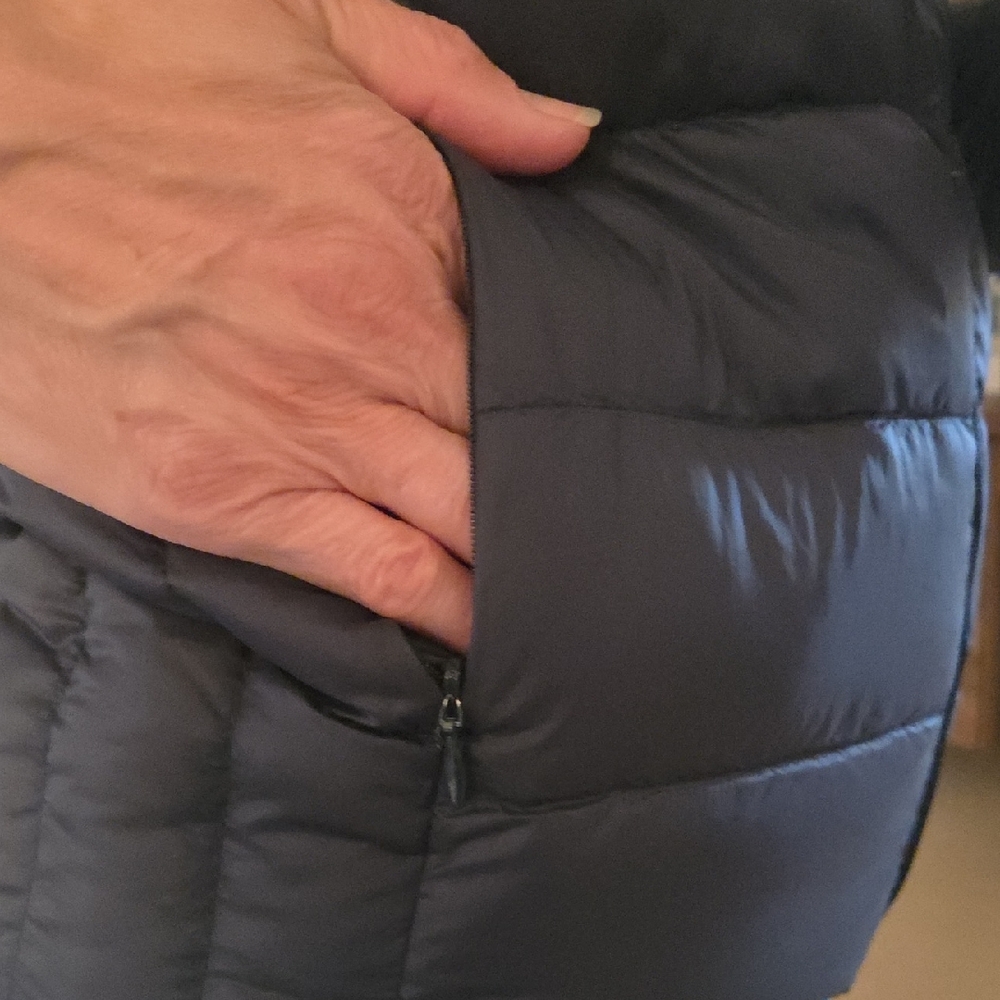 Uniqlo Women's Black Puffer Jacket - Picture 5 of 6